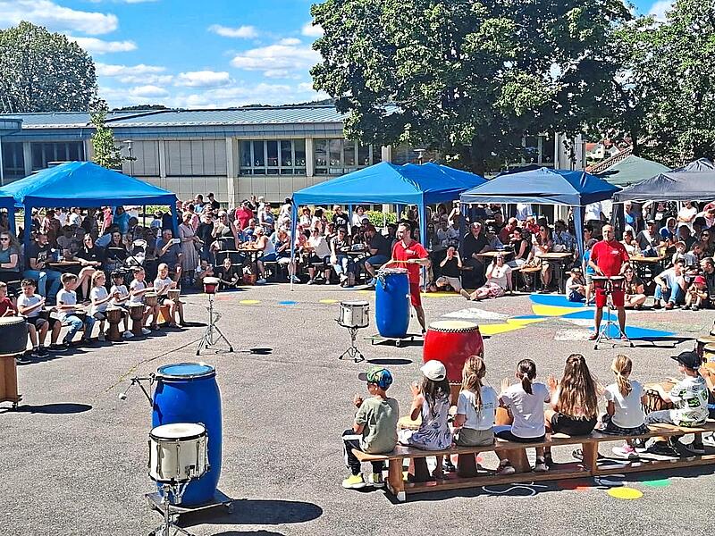 Der ganze Pausenhof eine Trommel-Arena: Beim Schulfest war zu h&ouml;ren, was bei den Workshops gelernt wurde.Uta Hofmann