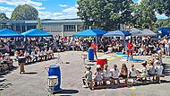 Der ganze Pausenhof eine Trommel-Arena: Beim Schulfest war zu hören, was bei den Workshops gelernt wurde.Uta Hofmann Der ganze Pausenhof eine Trommel-Arena: Beim Schulfest war zu hören, was bei den Workshops gelernt wurde.Uta Hofmann