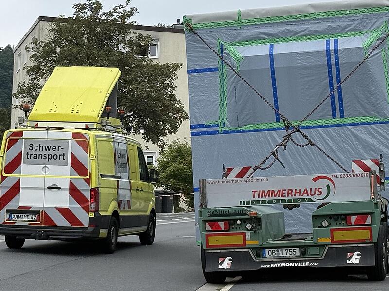 Schwere Last: 17 solcher Module kommen aufs Dach des Interimsgeb&auml;udes.