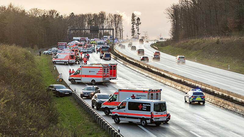 Zu einem schweren Unfall mit zwei Toten und 31 Verletzten kam es am Sonntag, 24. M&auml;rz, auf der A3 nahe der Ausfahrt Helmstadt.