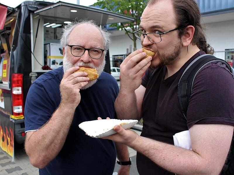 Zwei Genießer aus Weisendorf lassen es sich schmecken.