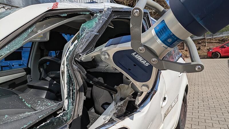 Ein Rettungsspreizer aus dem Hause Lukas Hydraulik im Einsatz. Damit lassen sich nach Unf&auml;llen zum Beispiel verklemmte T&uuml;ren von Autos aufdr&uuml;cken.
