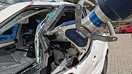 Ein Rettungsspreizer aus dem Hause Lukas Hydraulik im Einsatz. Damit lassen sich nach Unfällen zum Beispiel verklemmte Türen von Autos aufdrücken.