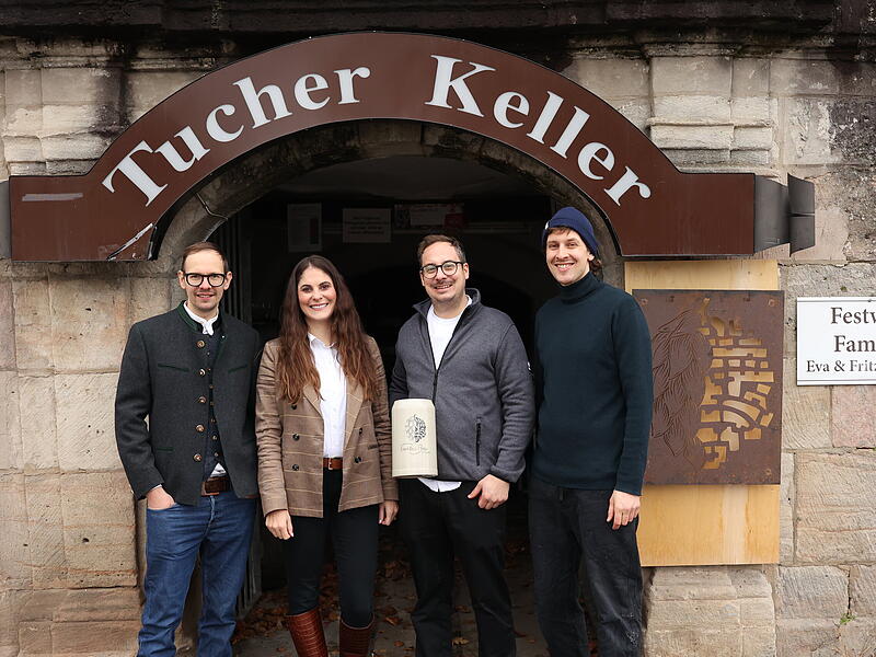 Die Familien Schiller und Engelhardt, die Betreiber des Entla’s Kellers, haben den Zuschlag zum Kauf des Tucher Kellers erhalten. Das Foto zeigt  (von links) Vincenz Schiller, Katharina Striegel,  Fritz Striegel und Xaver Schiller zusammen vor dem Tucher Keller in Erlangen .