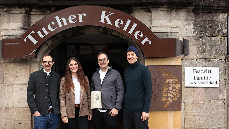 Tucher keller Die Betreiber des Entla’s Kellers, haben Tucher Kellers gekauft. Nun wurde der neue Name des traditionsreichen Kellers bekannt und welches Bier es fortan dort geben wird. Das Foto zeigt (von links) Vincenz Schiller, Katharina Striegel, Fritz Striegel und Xaver Schiller zusammen vor dem Tucher Keller in Erlangen.