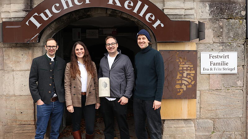 Die Familien Schiller und Engelhardt, die Betreiber des Entla’s Kellers, haben den Zuschlag zum Kauf des Tucher Kellers erhalten. Das Foto zeigt  (von links) Vincenz Schiller, Katharina Striegel,  Fritz Striegel und Xaver Schiller zusammen vor dem Tucher Keller in Erlangen .