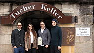 Die Betreiber des Entla&rsquo;s Kellers, haben Tucher Kellers gekauft. Nun wurde der neue Name des traditionsreichen Kellers bekannt und welches Bier es fortan dort geben wird. Das Foto zeigt  (von links) Vincenz Schiller, Katharina Striegel,  Fritz Striegel und Xaver Schiller zusammen vor dem Tucher Keller in Erlangen.