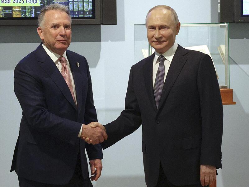 Auf diesem Archivbild aus dem Frühjahr geben sich der russische Präsident Wladimir Putin (r.) und der Sondergesandte von US-Präsident Trump, Steve Witkoff, vor Gesprächen die Hand.