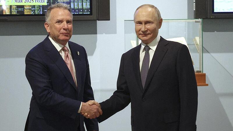 Auf diesem Archivbild aus dem Frühjahr geben sich der russische Präsident Wladimir Putin (r.) und der Sondergesandte von US-Präsident Trump, Steve Witkoff, vor Gesprächen die Hand. Auf diesem Archivbild aus dem Frühjahr geben sich der russische Präsident Wladimir Putin (r.) und der Sondergesandte von US-Präsident Trump, Steve Witkoff, vor Gesprächen die Hand.