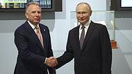 Auf diesem Archivbild aus dem Frühjahr geben sich der russische Präsident Wladimir Putin (r.) und der Sondergesandte von US-Präsident Trump, Steve Witkoff, vor Gesprächen die Hand.