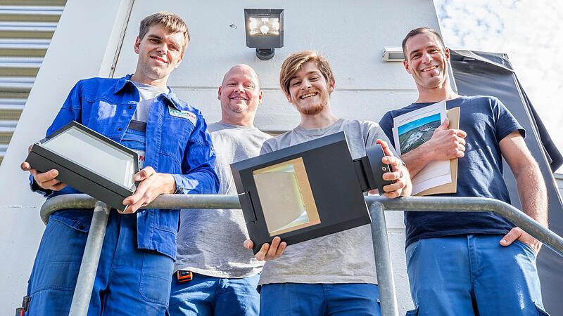 Wenn Energiescouts mitdenken,&nbsp;wird Energie gespart: Johannes Wach (von links/Industriemechaniker), Thomas Kleedörfer (Leiter der Schlosserei), Noah Nicola (Elektroniker für Betriebstechnik) und Andreas Spitzhirn (Leiter der Elektrik) zeigen die neuen LED-Lampen für die Außenbeleuchtung, mit denen Kräuter Mix in Abtswind Stromkosten reduziert.