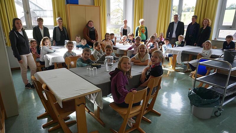 Dieses Klassenzimmer ist vor&uuml;bergehend der provisorische Essensraum. Im Bild von rechts mit Pia Hempfling, Karin Graf und Marc Benker. Der neue Essensraum entsteht in den neuen R&auml;umlichkeiten der ehemaligen Wohnung.