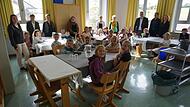 Dieses Klassenzimmer ist vorübergehend der provisorische Essensraum. Im Bild von rechts mit Pia Hempfling, Karin Graf und Marc Benker. Der neue Essensraum entsteht in den neuen Räumlichkeiten der ehemaligen Wohnung.