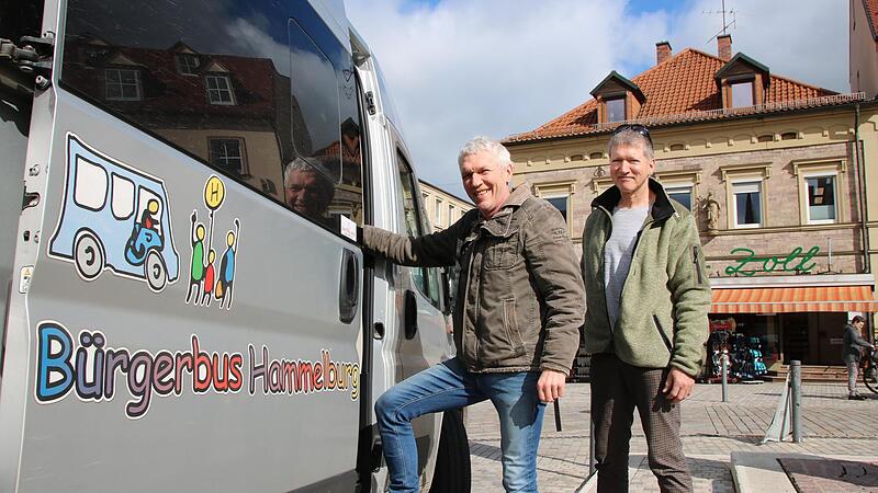 Drei bis vier Mal pro Woche nutzt Hermann Hepp (links) den Hammelburger B&uuml;rgerbus. J&ouml;rg Schaffelke (rechts) ist einer der ehrenamtlichen Fahrer.