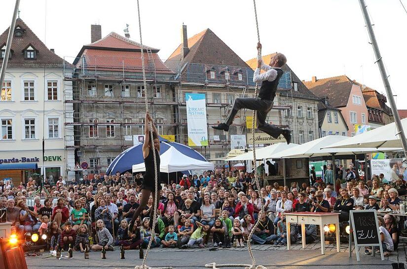 Das Forchheimer ZirkArt FestivalForchheim & Fränkische Schweiz Die Eröffnungsshow des ZirkArt Festival ist dieses Jahr kostenlos und findet auf dem Paradeplatz statt.