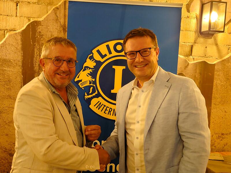 Norbert Amann (links) übergibt die Präsidentschaft im Lionsclub Aischgrund für das nächste Jahr an Oliver Hack.