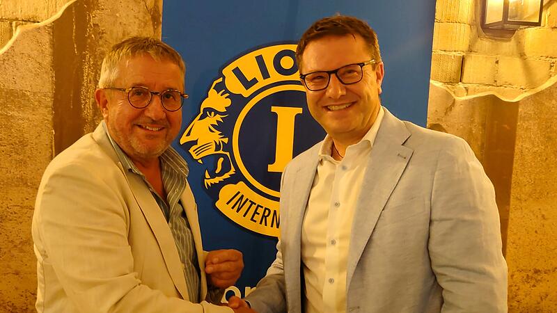 Lionsclub Aischgrund Norbert Amann (links) übergibt die Präsidentschaft im Lionsclub Aischgrund für das nächste Jahr an Oliver Hack.