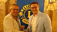 Norbert Amann (links) übergibt die Präsidentschaft im Lionsclub Aischgrund für das nächste Jahr an Oliver Hack.