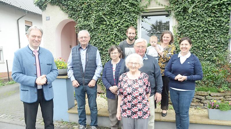 Gratulation zum 95. Geburtstag von Friederika (Frieda) Baierlipp in Friesen, vorne Mitte, in ihrem Familienkreis. Zu den Gratulanten z&auml;hlten auch Landrat Klaus L&ouml;ffler (links) und B&uuml;rgermeisterin Angela Hofmann (rechts).