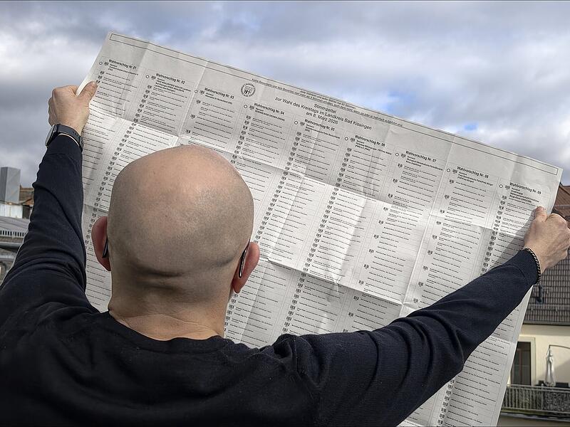 So gro&szlig; wie ein Laken: der Stimmzettel f&uuml;r die Kreistagswahl im Landkreis Bad Kissingen