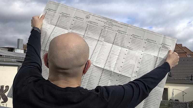 So gro&szlig; wie ein Laken: der Stimmzettel f&uuml;r die Kreistagswahl im Landkreis Bad Kissingen