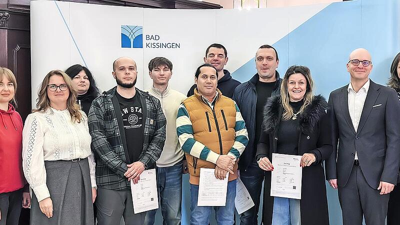 Oberb&uuml;rgermeister Dirk Vogel (Dritter von rechts), Olena Albert, Programmbereichsleitung Integration an der Volkshochschule, und Vhs-Leiter Michael Balk gratulierten zum bestandenen Integrationskurs.