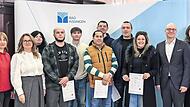 Oberbürgermeister Dirk Vogel (Dritter von rechts), Olena Albert, Programmbereichsleitung Integration an der Volkshochschule, und Vhs-Leiter Michael Balk gratulierten zum bestandenen Integrationskurs. Oberbürgermeister Dirk Vogel (Dritter von rechts), Olena Albert, Programmbereichsleitung Integration an der Volkshochschule, und Vhs-Leiter Michael Balk gratulierten zum bestandenen Integrationskurs.