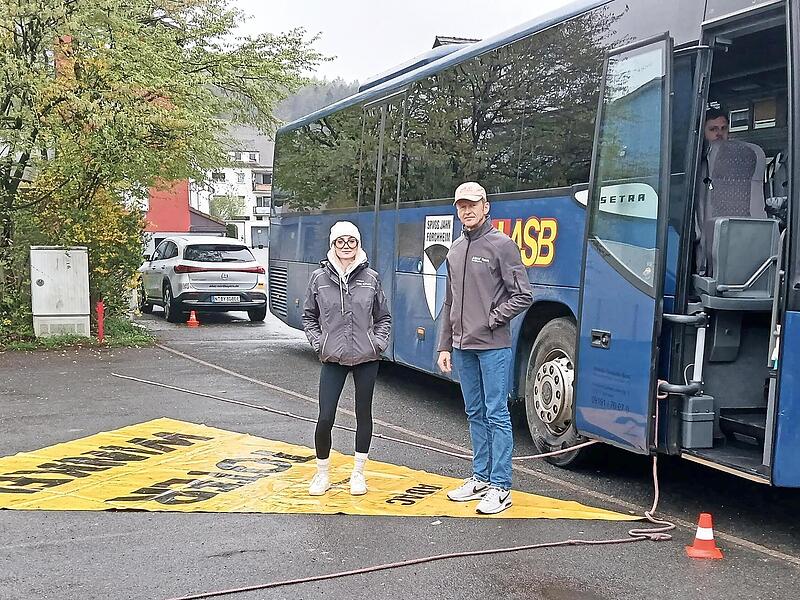 Zwei ADAC-Instruktoren demonstrieren an einem Omnibus den toten Winkel.
