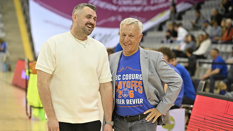 Trainer Patrick Seidel freut sich mit BBC-Boss Wolfgang Gremmelmaier &uuml;ber den Play-off-Erfolg.