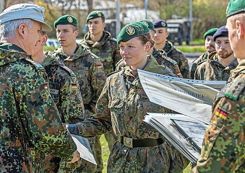 Die Übergabe der Offizierbriefe – ein Meilenstein auf dem Weg zum Offizier. Oberst Stefan Leonhard, Leiter Lehre und Ausbildung und stellvertretender Kommandeur der Infanterieschule, übergab die Briefe höchstpersönlich. Die Übergabe der Offizierbriefe – ein Meilenstein auf dem Weg zum Offizier. Oberst Stefan Leonhard, Leiter Lehre und Ausbildung und stellvertretender Kommandeur der Infanterieschule, übergab die Briefe höchstpersönlich.