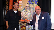 Der ehemalige Bamberger Nationalspieler Steffen Hamann und DBB-Präsident Ingo Weiss ließen es sich nicht nehmen, mit dem Bayerischen Basketballverband dessen 75. Jubiläum im Hallstadter Kulturboden zu feiern.