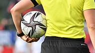 Auch in der Region müssen Schiedsrichter immer wieder Spiele abbrechen. Zwei Fußballkreise fallen in der Saison 2024/2025 besonders auf.