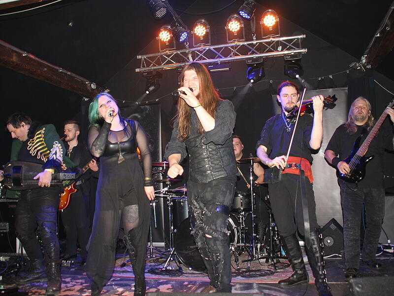 "Feuerwulf" - eine Mittelalter-Rockband - reiste als Nachrücker in Kronach an