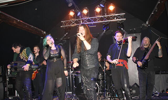 "Feuerwulf" - eine Mittelalter-Rockband - reiste als Nachrücker in Kronach an "Feuerwulf" - eine Mittelalter-Rockband - reiste als Nachrücker in Kronach an