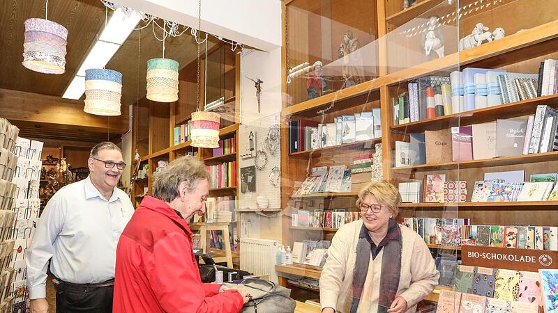&bdquo;Stammkunden sind die wichtigsten.&ldquo; Martin und Stefanie Schr&ouml;der betreiben Magnus Klee in der siebten Generation, nehmen sich Zeit f&uuml;r jeden Kunden, Pl&auml;uschchen inklusive.