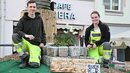 Tobias Hahn und Laura Zahner schmücken noch eifrig den Spenglersbrunnen. Die Schilder mit Ausbildungsberufen und QR-Codes erhalten auch noch den letzten Feinschliff.