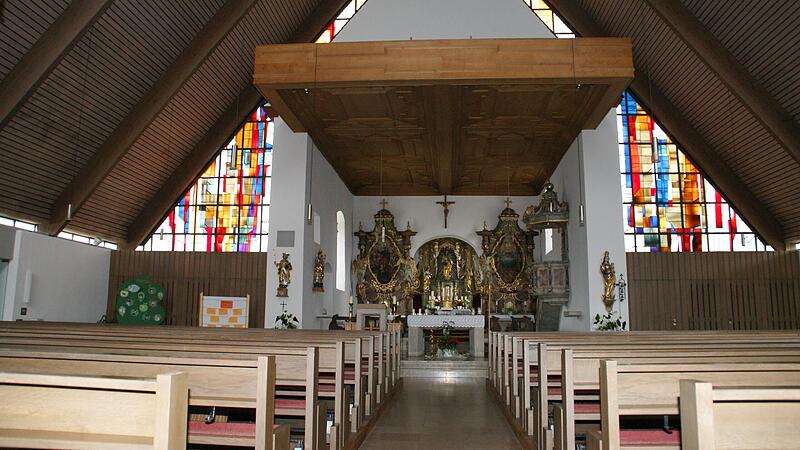Nur der älteste Teil der Jakobus-Kirche blieb stehen, als 1975 das alte Langhaus abgerissen und ein moderner Hallenbau für eine deutliche Erweiterung sorgte.
