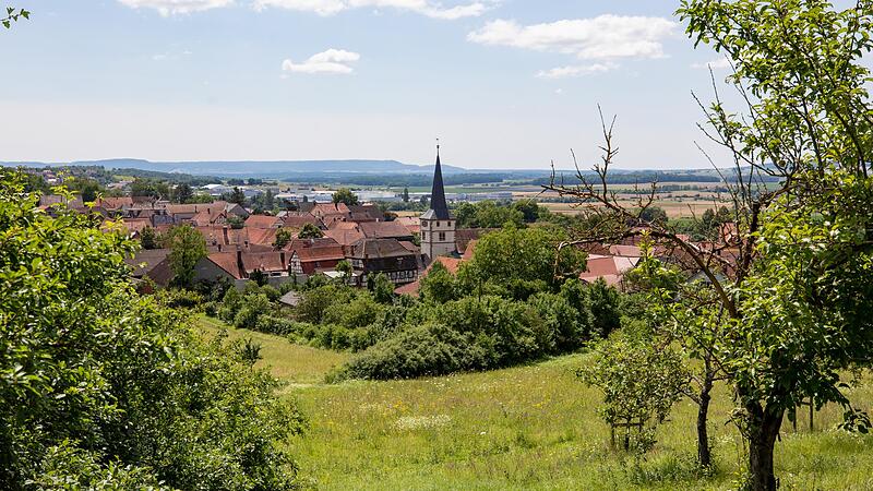 Einen Zwischenstopp machen Wanderer in Unfinden.