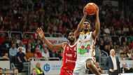 Bryce Hamilton (am Ball) und die Rostocker ließen den Bamberg Baskets um KeyShawn Feazell im Hinspiel keine Chance.