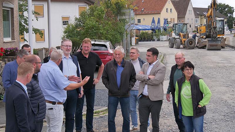 Viel Zeit nahm sich der Bauausschuss des Landkreises, um die M&ouml;glichkeiten zur Verbesserung der Sicherheit f&uuml;r Fu&szlig;g&auml;nger und Radfahrer auf der D&ouml;rfleser Ortsdurchfahrt auszuloten.