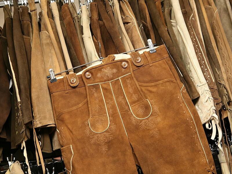 Lederhosen h&auml;ngen in einem Trachtengesch&auml;ft