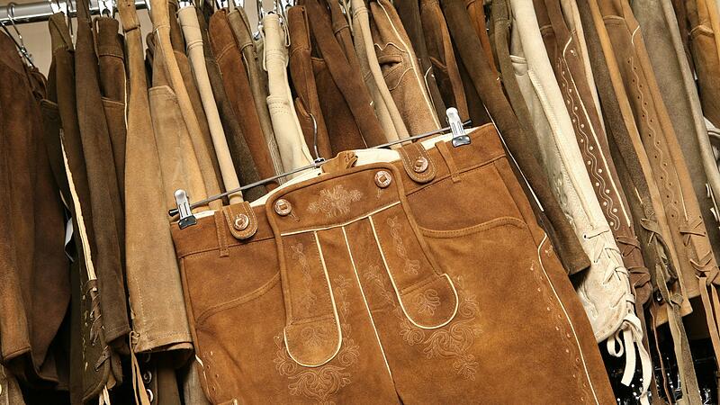Lederhosen hängen in einem Trachtengeschäft Lederhosen hängen in einem Trachtengeschäft