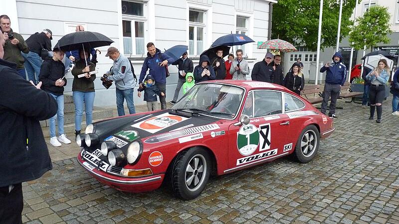 Weltmeister Walter R&ouml;hrl erreicht mit seinem Porsche 911L den Marktplatz.