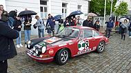 Weltmeister Walter Röhrl erreicht mit seinem Porsche 911L den Marktplatz. Weltmeister Walter Röhrl erreicht mit seinem Porsche 911L den Marktplatz.