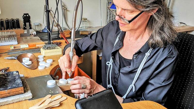 Schmuckdesignerin Ulrike Heim fertig in ihrer Werkstatt Kunststoffschmuck. Schmuckdesignerin Ulrike Heim fertig in ihrer Werkstatt Kunststoffschmuck.