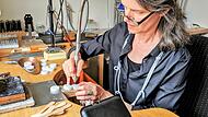 Schmuckdesignerin Ulrike Heim fertig in ihrer Werkstatt Kunststoffschmuck. Schmuckdesignerin Ulrike Heim fertig in ihrer Werkstatt Kunststoffschmuck.