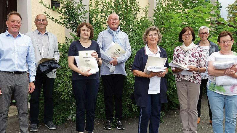 Der Obmann der Ortsgruppe Nordhalben des Frankenwaldvereins, Michael Wolf (links), und seine Stellvertreterin Silke Wachter (Zweite von rechts) zeichneten die langjährigen Mitglieder (von links) Otmar Adler, Birgit Franz, Horst Wolf genannt Schmidt, Hanna Kehr, Erna Daum und Annemarie Müller aus. Der Obmann der Ortsgruppe Nordhalben des Frankenwaldvereins, Michael Wolf (links), und seine Stellvertreterin Silke Wachter (Zweite von rechts) zeichneten die langjährigen Mitglieder (von links) Otmar Adler, Birgit Franz, Horst Wolf genannt Schmidt, Hanna Kehr, Erna Daum und Annemarie Müller aus.
