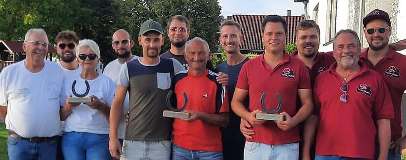 Die drei erstplatzierten Mannschaften: (von links) 3. Platz MFC Thundorf mit Peter Saal, Max Geier, Elfie Kiesel, Manuel Schmitt; 1. Platz TSV Thundorf mit Marco Schmitt, Michael Hertterich, Joshua Hohn, Armin Saas sowie 2. Platz 1. FCN-Fanclub mi...