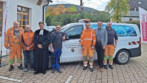 Bei der Segnung des Fahrzeugs für den Wasserwart: (von links) Bauhofleiter Gerd Stahlberger, Gemeinderat Manfred Sünkel, Pfarrer Matthias Maaß, Gemeinderat Ralf Oßmann, Wasserwart Stefan Beetz, Bürgermeister Jörg Neubauer und Hausmeister Bastian M...