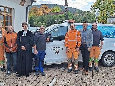Bei der Segnung des Fahrzeugs für den Wasserwart: (von links) Bauhofleiter Gerd Stahlberger, Gemeinderat Manfred Sünkel, Pfarrer Matthias Maaß, Gemeinderat Ralf Oßmann, Wasserwart Stefan Beetz, Bürgermeister Jörg Neubauer und Hausmeister Bastian M...